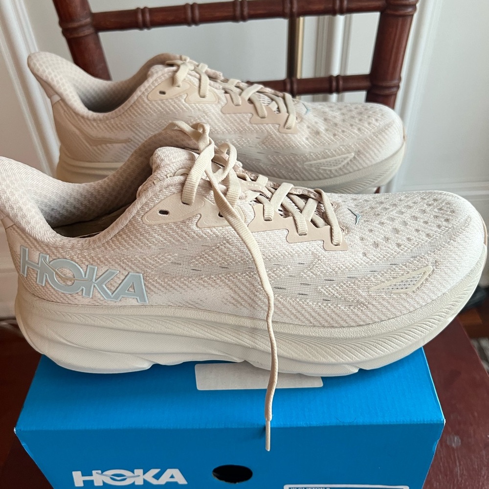 HOKA W Clifton 9 sneakers - Size 9.5 B - NEW - Shifting Sands